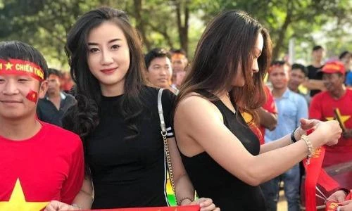 CĐV nữ ĐT Việt Nam tại Lào được săn lùng vì vóc dáng quá đẹp