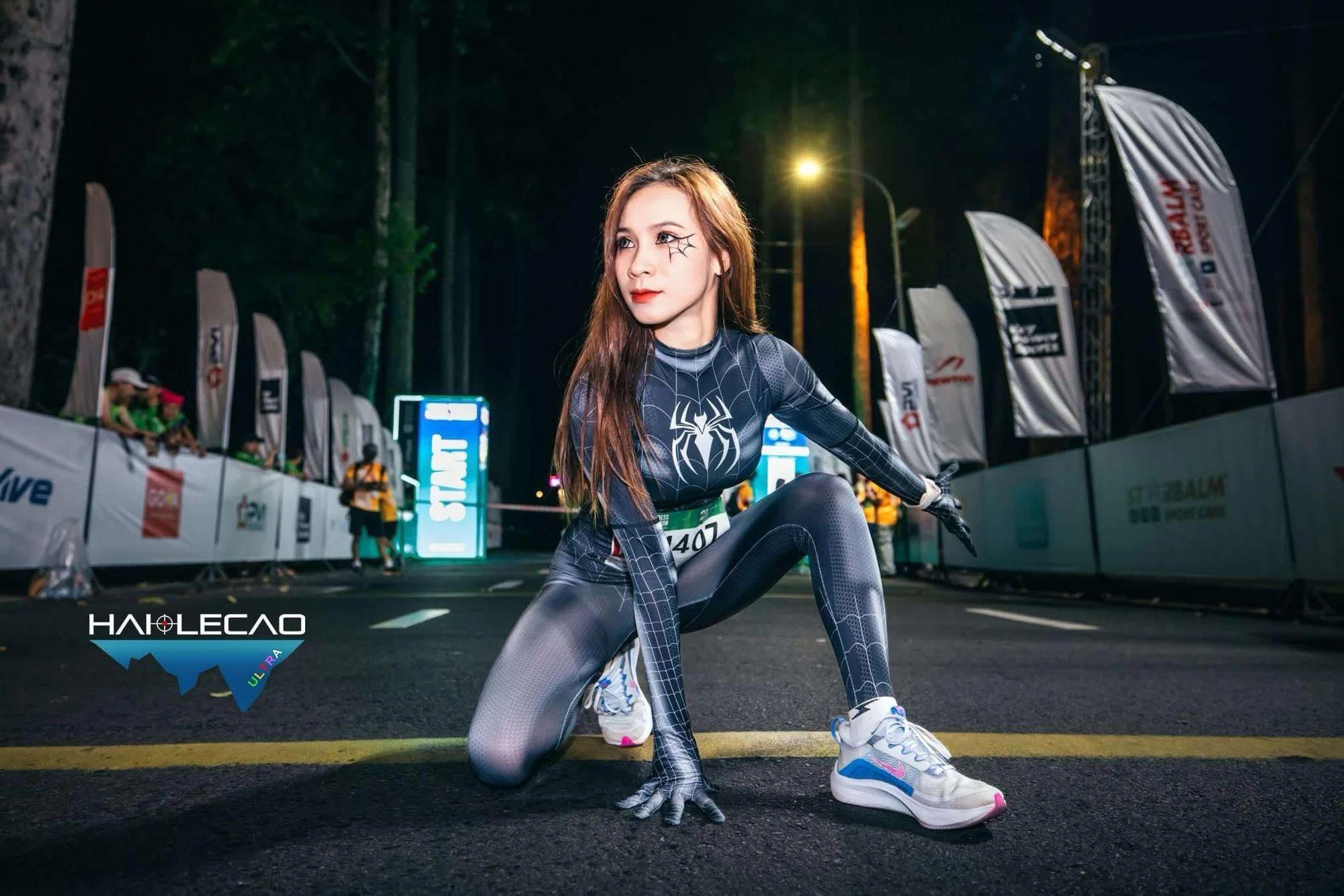 Gái xinh gây chú ý khi hóa người nhện tham dự giải chạy marathon