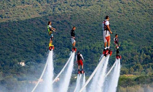 Bay lượn với trò chơi đứng nước trên biển Nha Trang