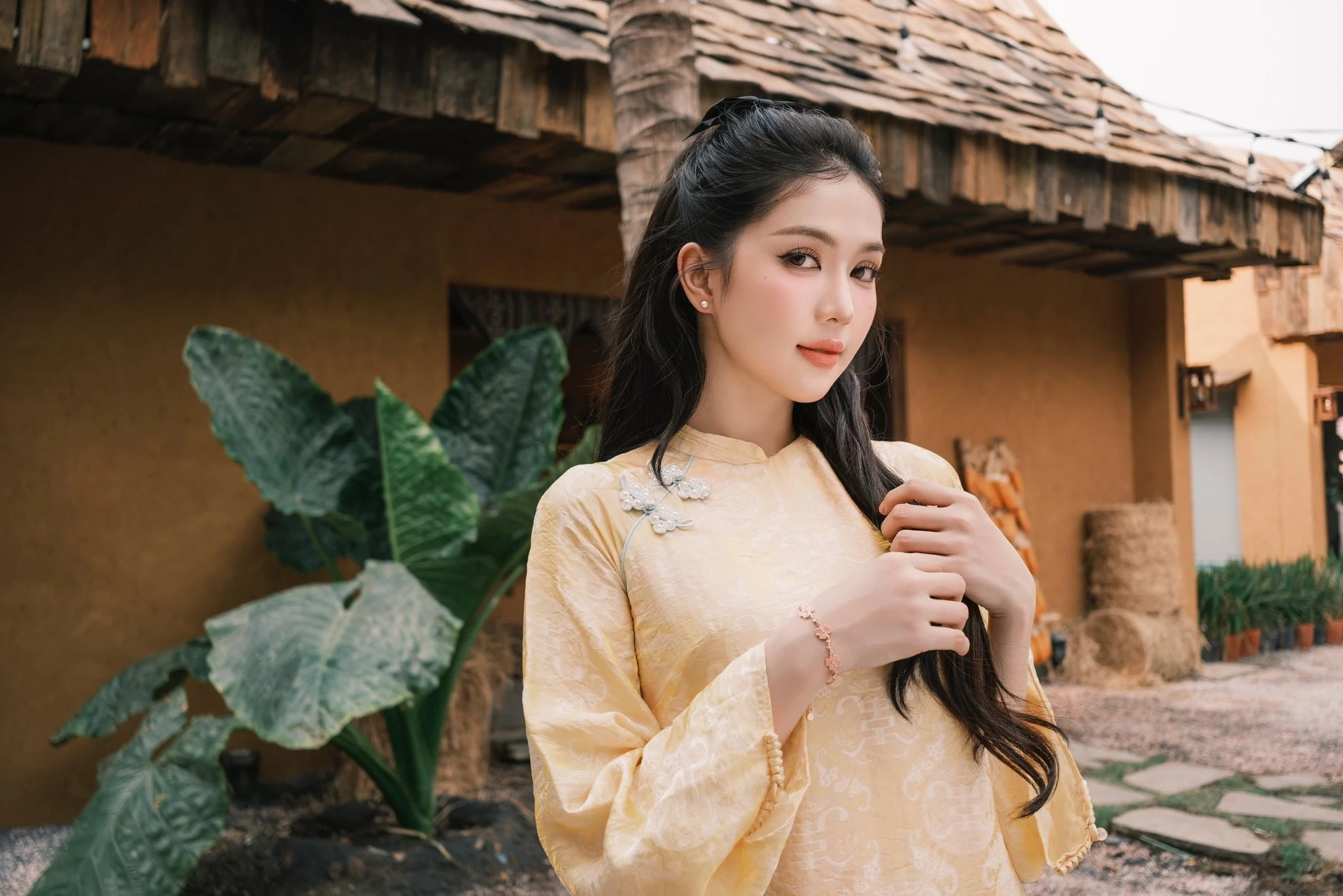 Ngọc Trinh diện áo dài kín đáo được khen xinh đẹp nền nã