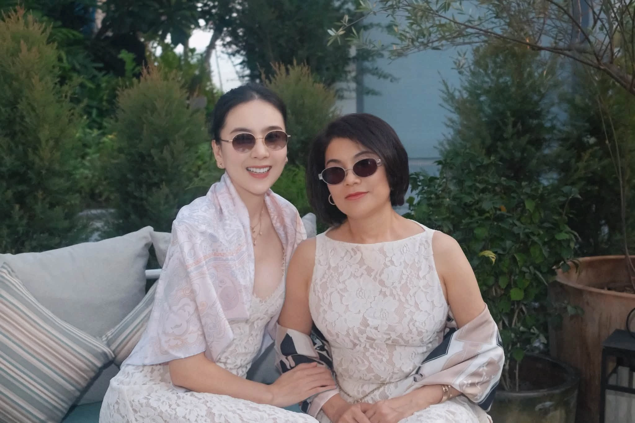 [GALLERY] Mai Ngọc khoe mẹ gần 60 tuổi vẫn trẻ đẹp, sành điệu