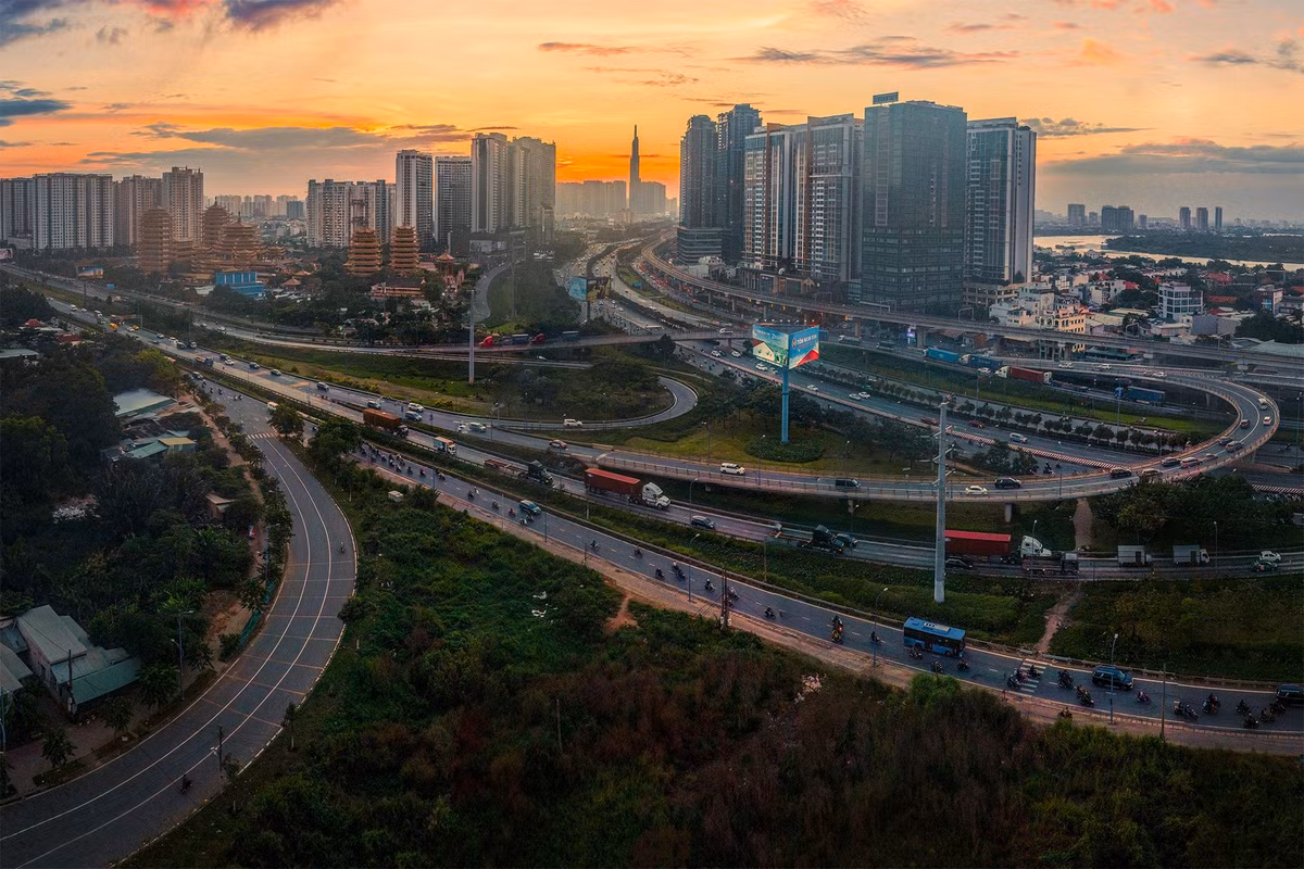 Tuyến Võ Nguyên Giáp và nút giao Cát Lái (phường An Khánh) là cửa ngõ giao thông quan trọng phía đông TP.HCM. Cùng tuyến metro số 1 vận hành song song, khu vực này ngày càng khang trang với hệ thống cầu vượt, dọc tuyến là hàng chục dự án căn hộ cao cấp, nhiều nơi ghi nhận mức giá lên tới khoảng 100 triệu đồng/m2, đưa khu vực này trở thành một trong những điểm nóng của thị trường bất động sản tại TP.HCM.