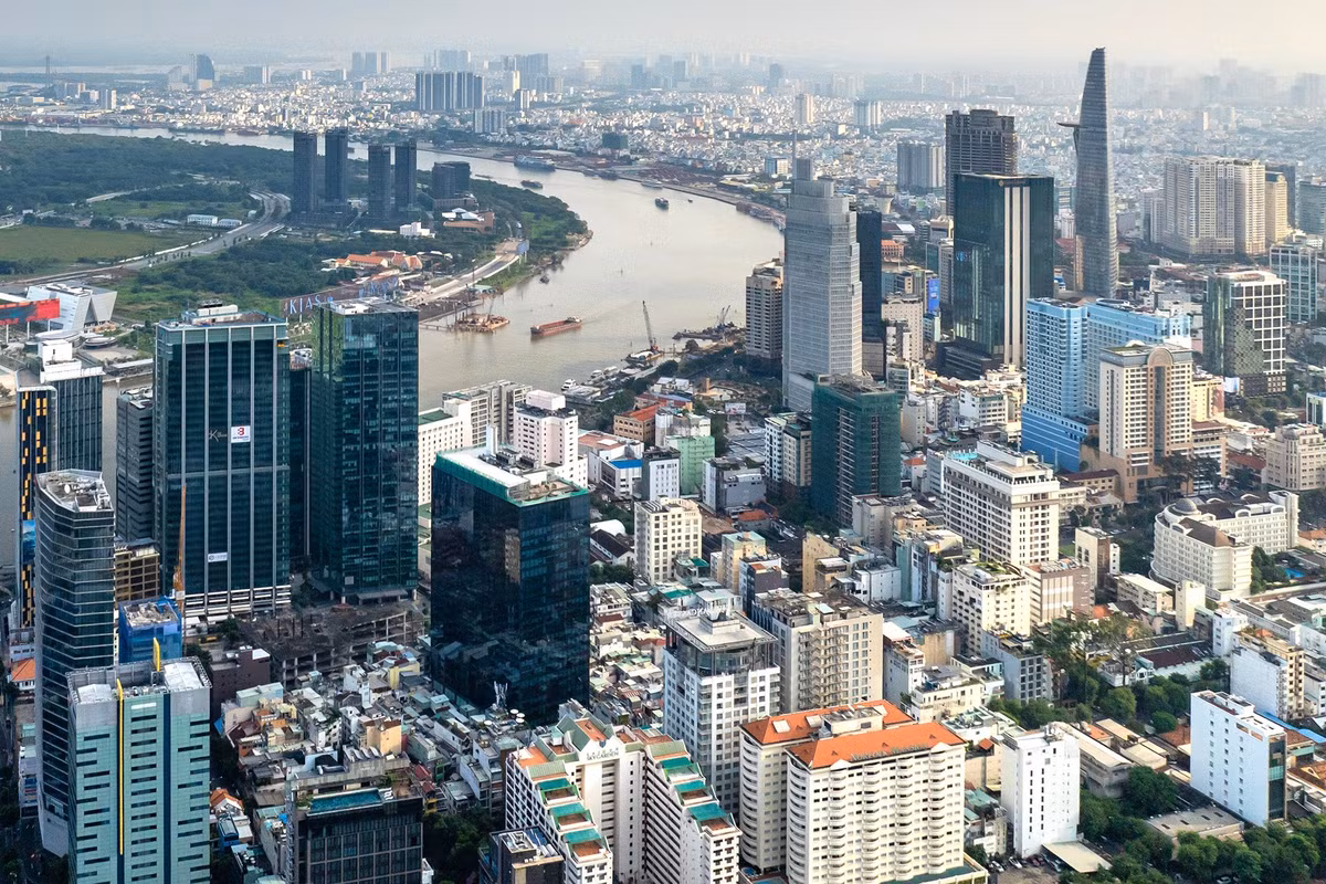 Những khu đô thị mới trải dài dọc sông Sài Gòn và hàng trăm tòa cao ốc nối tiếp nhau. Không chỉ là trung tâm kinh tế lớn nhất cả nước, TP.HCM còn từng bước khẳng định vị thế của một đại đô thị năng động trong khu vực Đông Nam Á.
