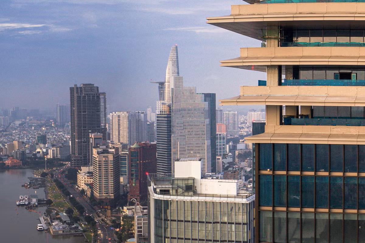 Bitexco Financial Tower cùng dãy cao ốc ven sông Sài Gòn tạo nên một trong những biểu tượng của trung tâm TP.HCM. Sau 50 năm mang tên Bác, thành phố từng bước hình thành diện mạo của một siêu đô thị hiện đại với hệ thống cao ốc, trung tâm tài chính, thương mại và dịch vụ ngày càng phát triển.