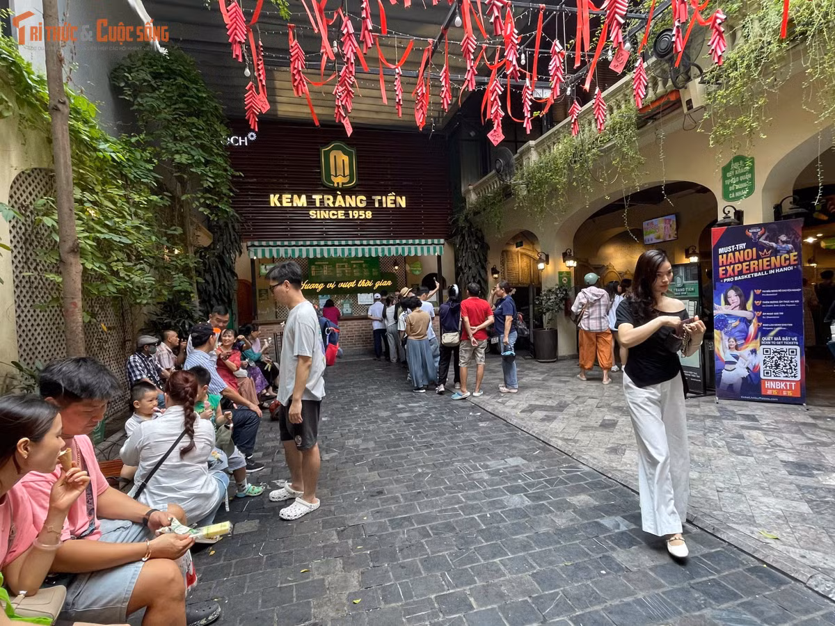 Trong nhiều gia đình Hà Nội, một lần ghé Kem Tràng Tiền thường gắn với những buổi đi chơi quanh hồ Gươm. Qua thời gian, thói quen ấy được tiếp nối từ thế hệ này sang thế hệ khác.
