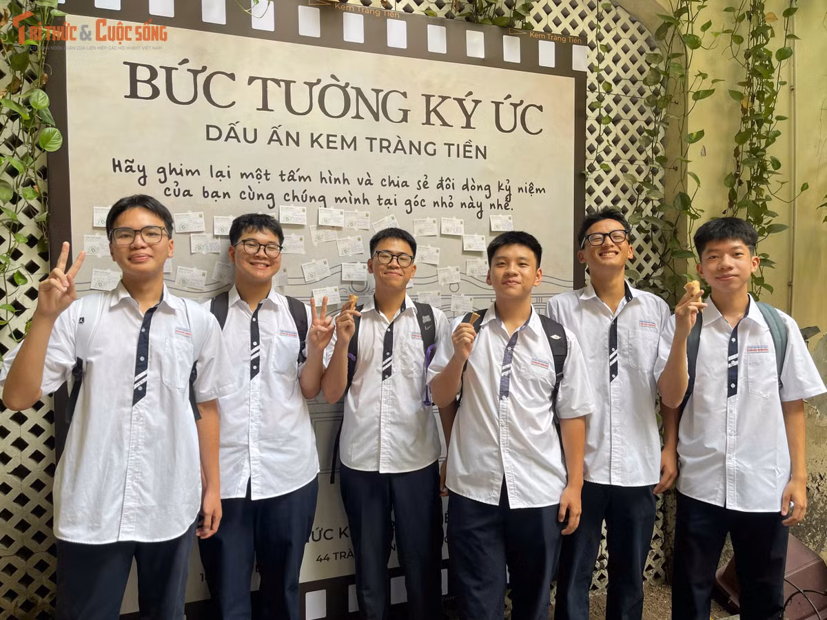 Từ các nhóm bạn trẻ đến những đoàn khách đi tham quan Hà Nội, nhiều người chọn Kem Tràng Tiền làm điểm dừng chân trong hành trình. Món kem bình dị vì thế tiếp tục xuất hiện trong những chuyến đi của nhiều thế hệ khách.