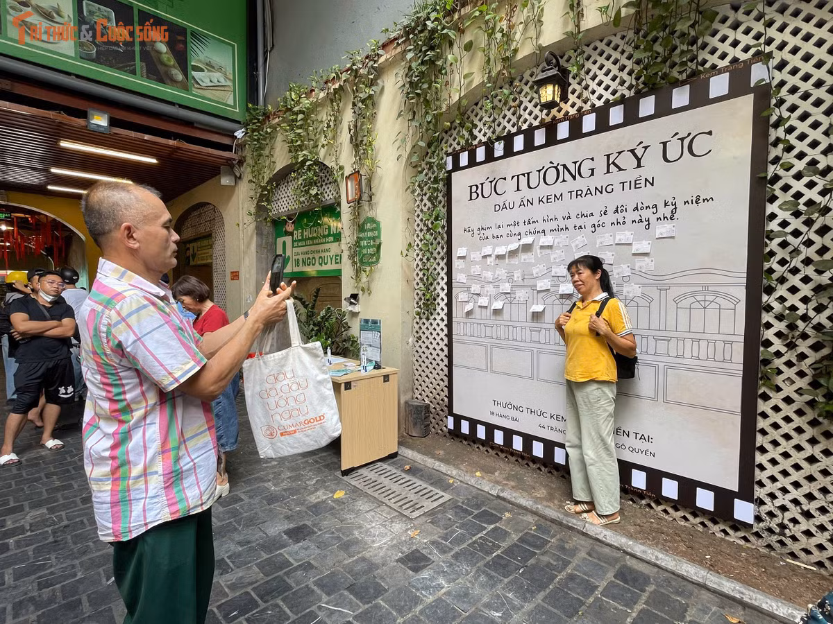 Ông Hà Đức Nhân cùng vợ cũng tìm đến sau khi biết thông tin Kem Tràng Tiền sắp dừng đón khách. Hai vợ chồng thưởng thức kem và chụp lại những khoảnh khắc tại nơi đã nhiều lần ghé qua.