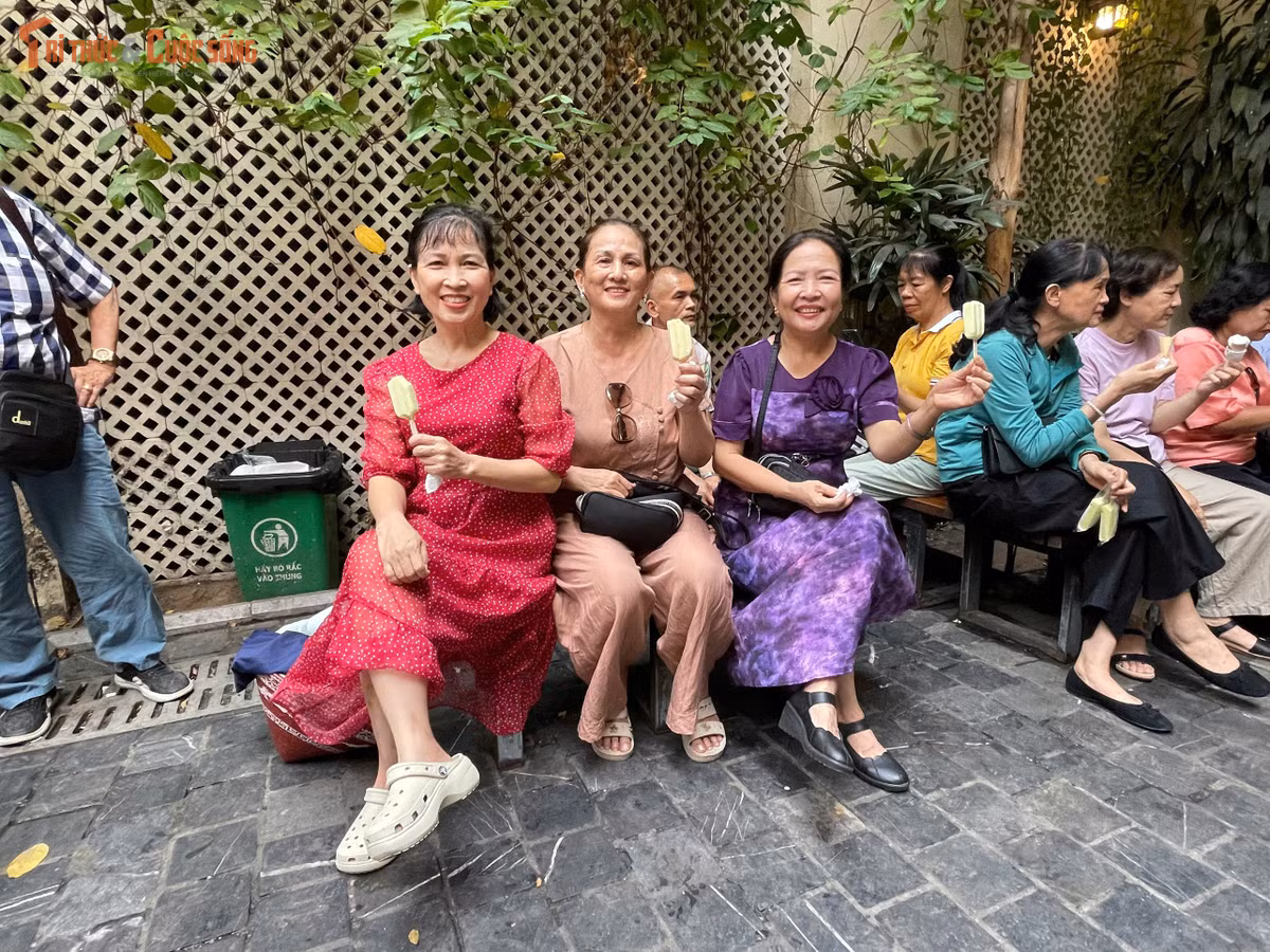 Sau khi biết cửa hàng sẽ dừng đón khách từ ngày 15/9, bà Trần Hồng Anh cùng nhóm bạn tranh thủ tìm đến. Bà muốn thưởng thức món kem quen thuộc và chụp ảnh cùng bạn bè để ghi lại kỷ niệm.