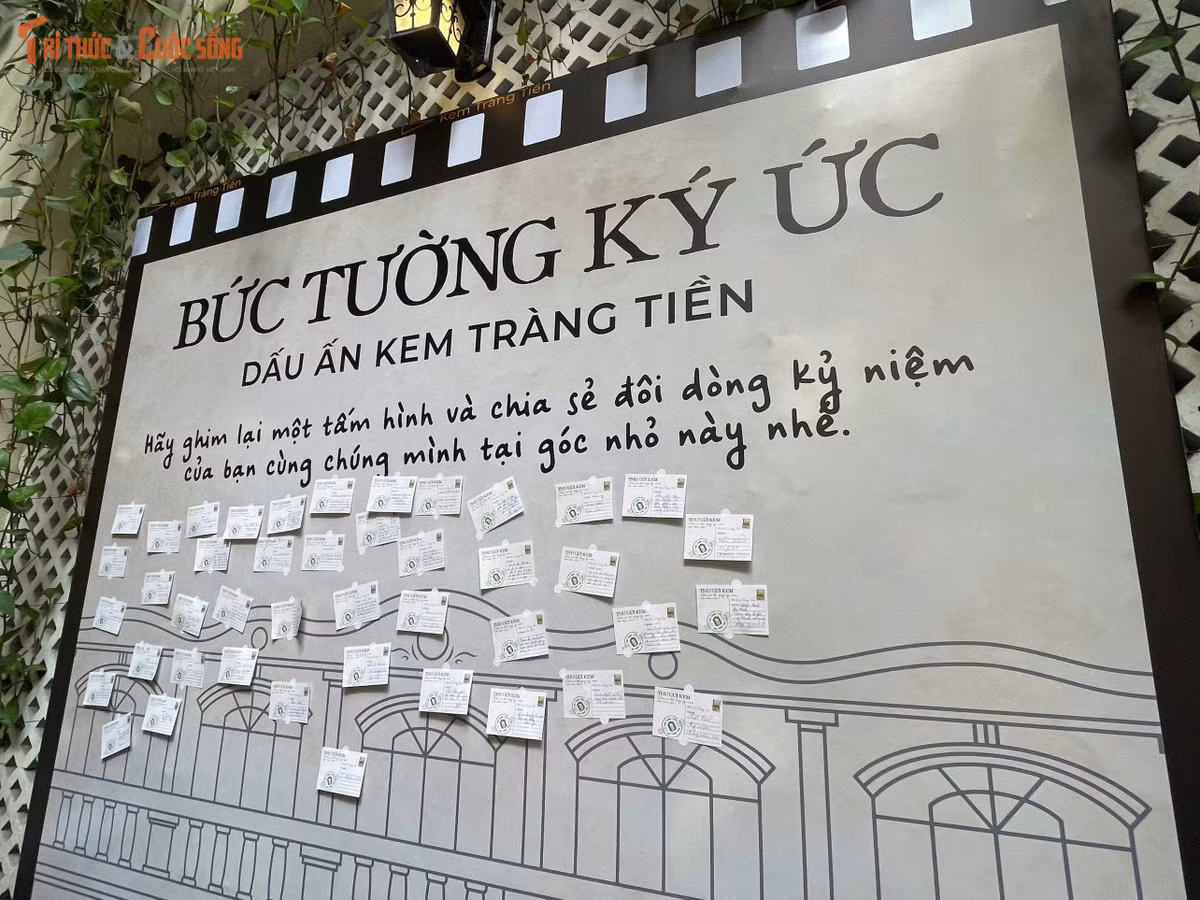 Không chỉ thưởng thức kem, nhiều du khách còn để lại lời nhắn trên bức tường dành riêng cho khách tại cửa hàng. Những dòng chữ ngắn gọn ghi lại cảm nhận, lời chúc hay kỷ niệm cho thấy tình cảm dành cho thương hiệu đã vượt ra ngoài một món ăn.