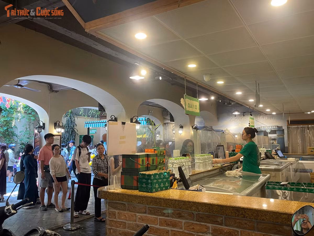 Những ngày sắp đóng cửa, địa chỉ 35 Tràng Tiền trở nên đông đúc hơn hẳn khi nhiều người tranh thủ ghé mua kem.