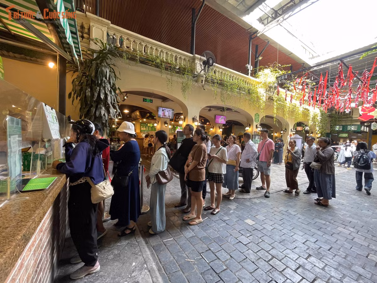 Với nhiều người, Kem Tràng Tiền không chỉ gắn với một món ăn mà còn với những ký ức rất riêng về Hà Nội. Có người nhớ những lần được cha mẹ đưa đi ăn kem, có người lại nhớ những buổi hẹn bạn bè thời còn trẻ.