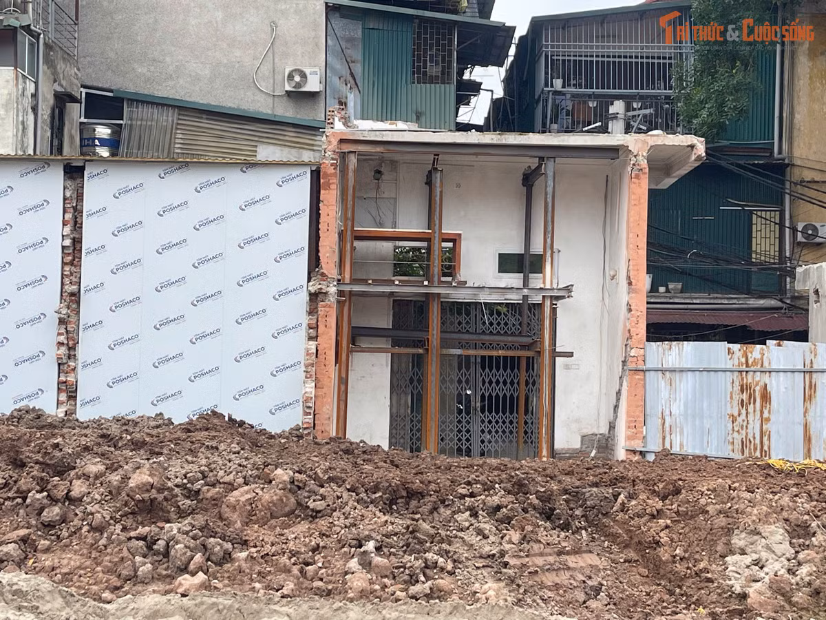 Quá trình thu hồi đất để mở rộng tuyến đường đã để lại nhiều thửa đất có diện tích nhỏ, hình dạng không vuông vắn dọc hai bên tuyến. Một số khu đất hẹp, méo hoặc bị vát theo ranh giới thu hồi, gây khó khăn cho việc sử dụng và chỉnh trang.