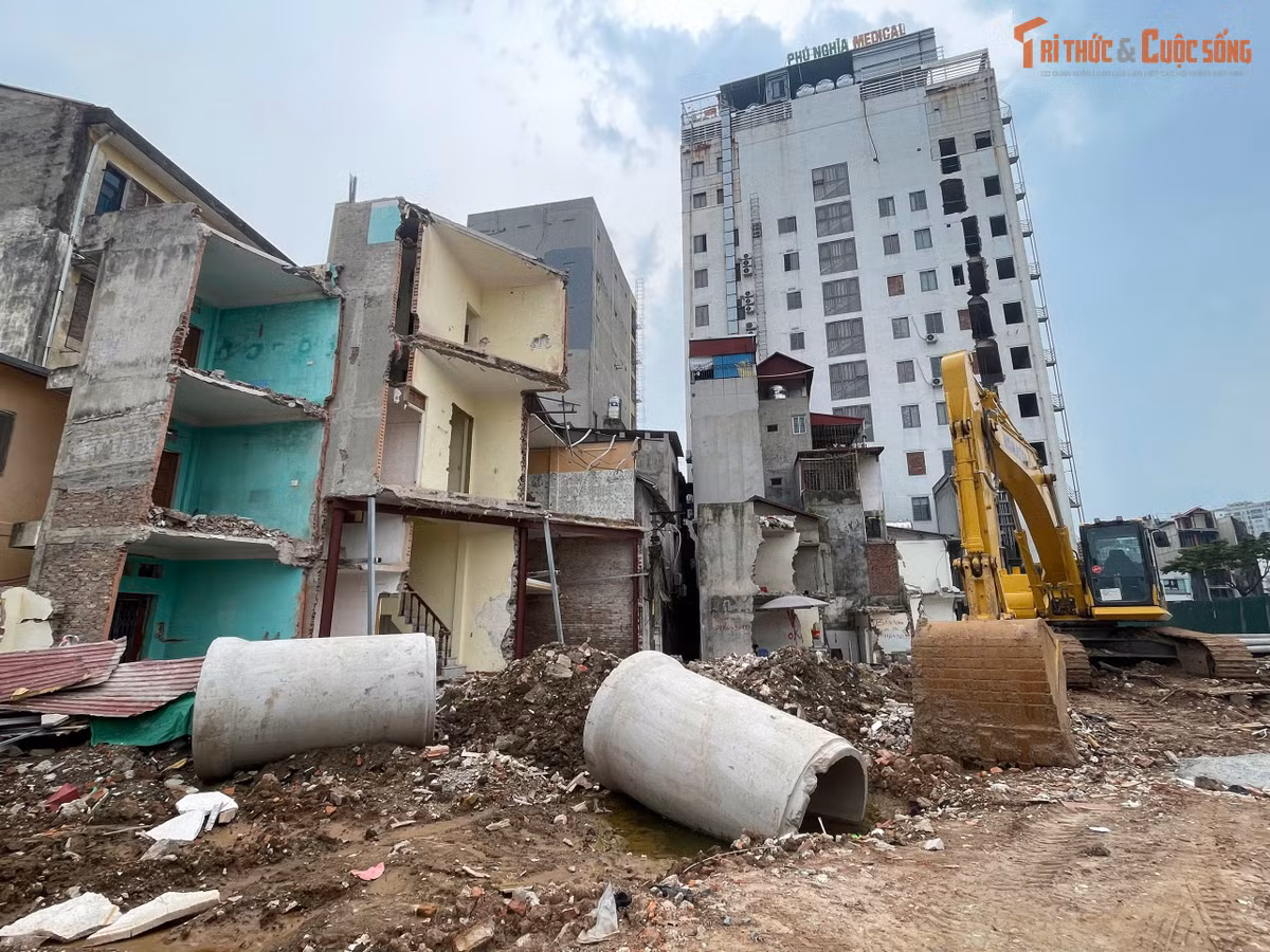 Nhiều công trình vẫn trong quá trình sửa chữa, hoàn thiện sau khi bị thu hồi một phần diện tích. Vật liệu xây dựng được tập kết phía trước các căn nhà, trong khi các hạng mục cải tạo vẫn đang được triển khai để sớm đưa công trình vào sử dụng.