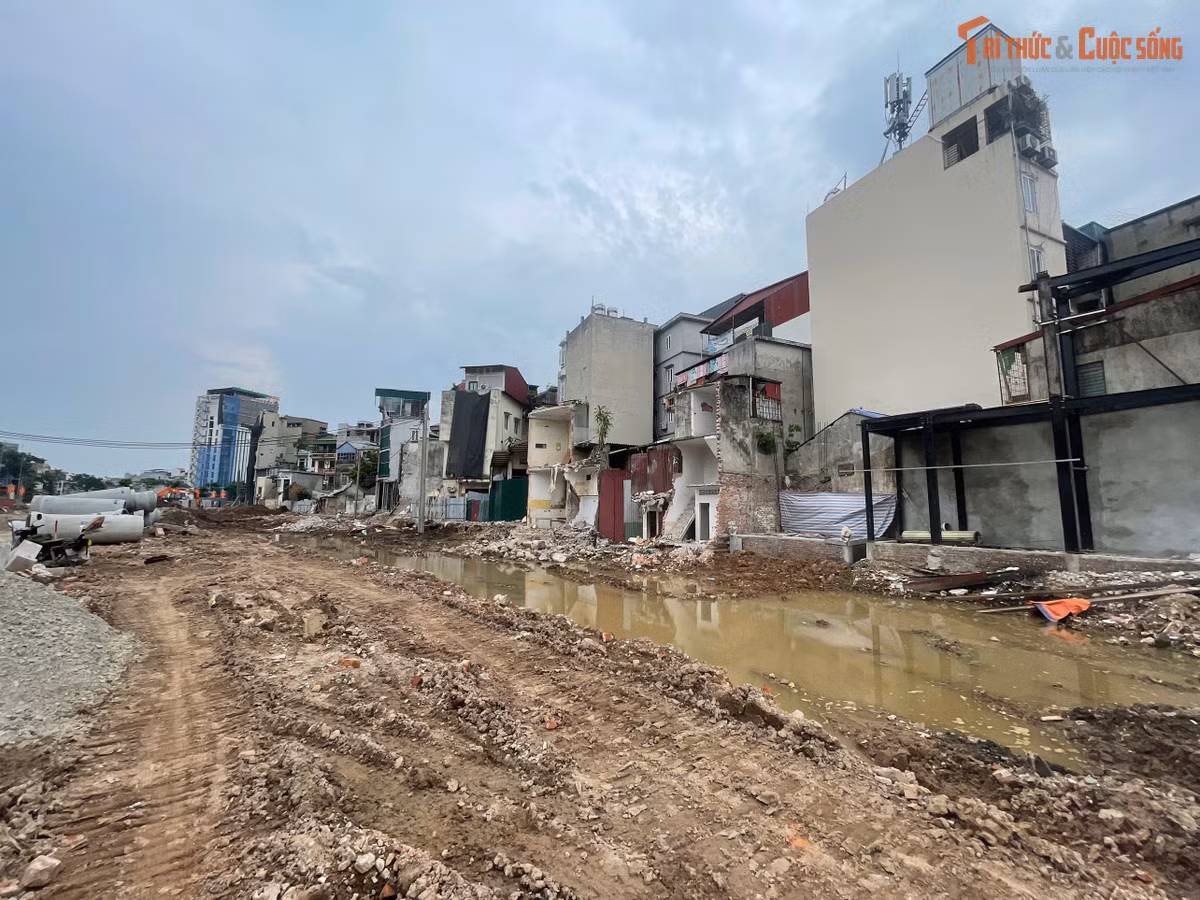 Hiện trạng tuyến Vành đai 2,5 đoạn qua khu vực Đầm Hồng (phường Khương Đình, Hà Nội) sau khi hoàn thành công tác giải phóng mặt bằng. Dự án có chiều dài hơn 1,5 km, quy mô mặt cắt ngang 40 m.