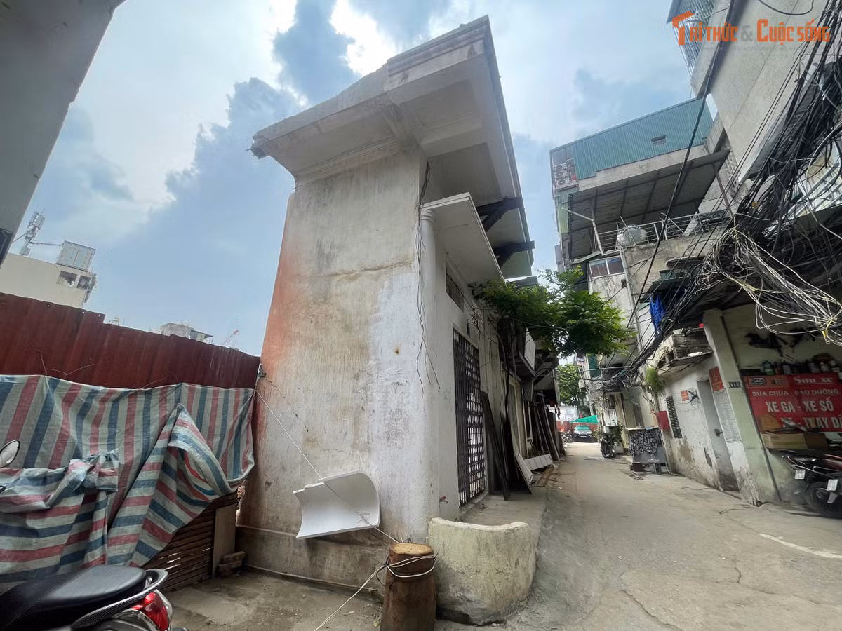 Nhìn từ mặt đường, phần diện tích còn lại của căn nhà chỉ khoảng 1 m² sau khi phục vụ công tác giải phóng mặt bằng. Hiện công trình vẫn được giữ nguyên hiện trạng.