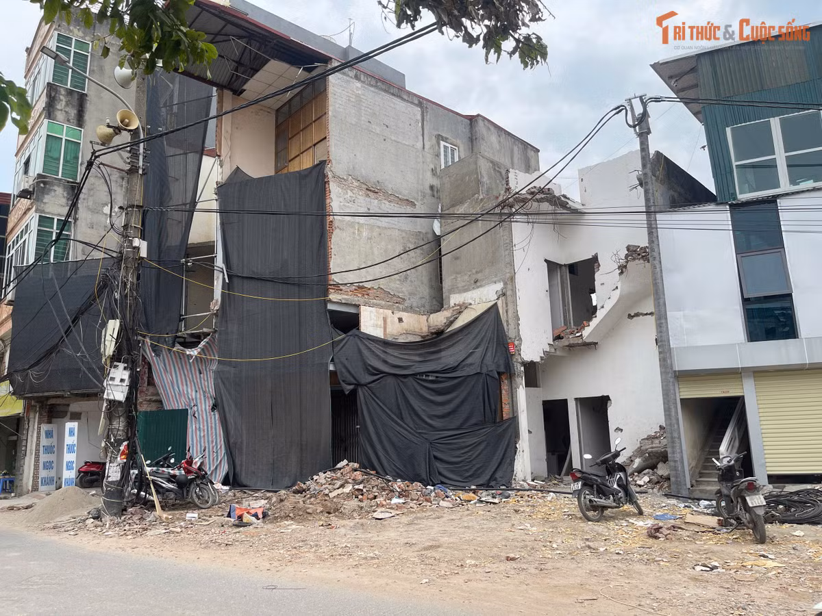 Trên những phần đất được giữ lại, nhiều hộ dân tiếp tục cải tạo hoặc xây dựng công trình theo hiện trạng mới. Diện tích bị thu hẹp khiến không ít căn nhà chỉ còn mặt tiền rất hẹp, chiều sâu lớn hoặc có hình dáng vát nhọn.