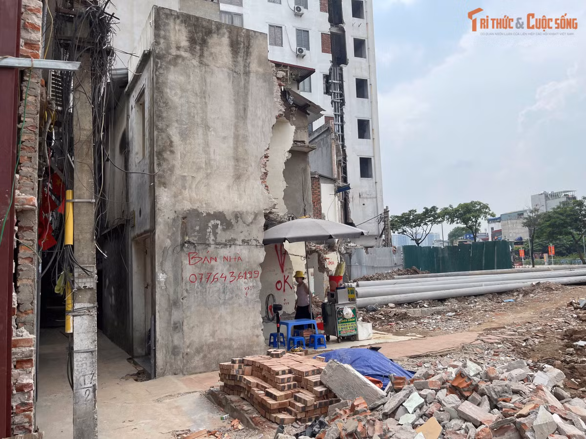 Không còn là nơi sinh sống của cả gia đình như trước, phần diện tích còn lại sau khi thu hồi đất nay được bà Nguyễn Thị Hồng tận dụng để mở quán bán nước ven đường. "Gia đình tôi đã chuyển sang nơi ở mới, còn chỗ này giữ lại để buôn bán, vừa đỡ lãng phí vừa có thêm thu nhập", bà Hồng chia sẻ.