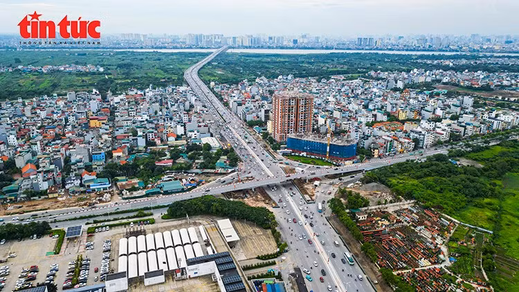 Công trường hầm chui Cổ Linh nhìn từ trên cao, nằm giữa nút giao Cổ Linh - Vĩnh Tuy, cửa ngõ giao thông quan trọng phía Đông Hà Nội.