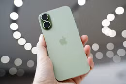 Nhiều khả năng phải đến năm sau, phiên bản kế nhiệm của mẫu iPhone 17 tiêu chuẩn mới ra mắt. Ảnh: Tom's Guide