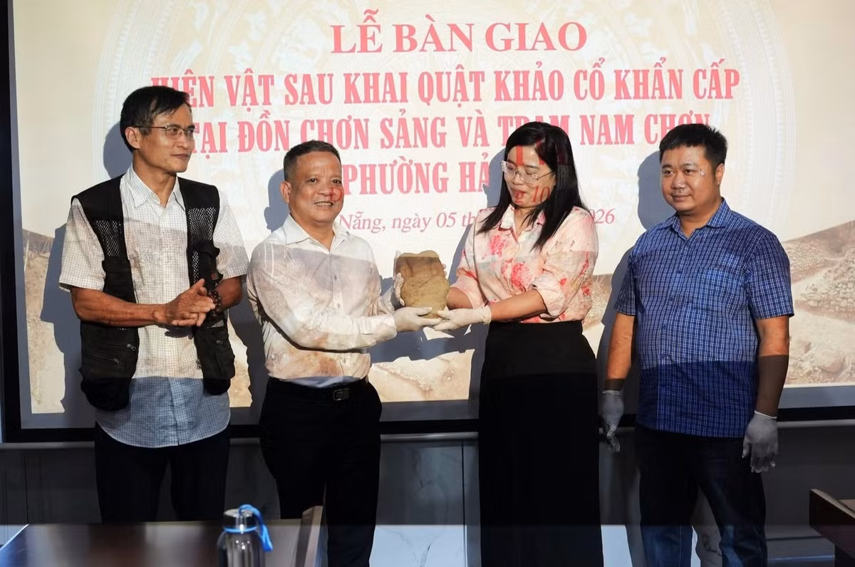 Bàn giao hiện vật khai quật khảo cổ ở Đồn Chơn Sảng và Trạm Nam Chơn cho Bảo tàng Đà Nẵng.