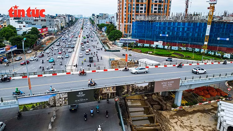 Nhiều máy móc cơ giới được huy động để đào hầm, xử lý nền móng và thi công hệ thống kỹ thuật ngầm.