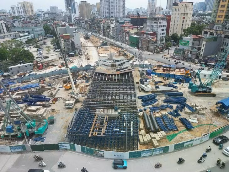 Trong khi đó, 2 cầu vượt trên tuyến tại nút giao Láng Hạ và Nguyễn Chí Thanh vẫn đang quá trình thi công, dự kiến hoàn thành trước 31/12/2026. Khi các hạng mục được đồng bộ, hai cầu vượt sẽ góp phần tăng khả năng lưu thông và giảm xung đột tại các nút giao lớn trên tuyến.