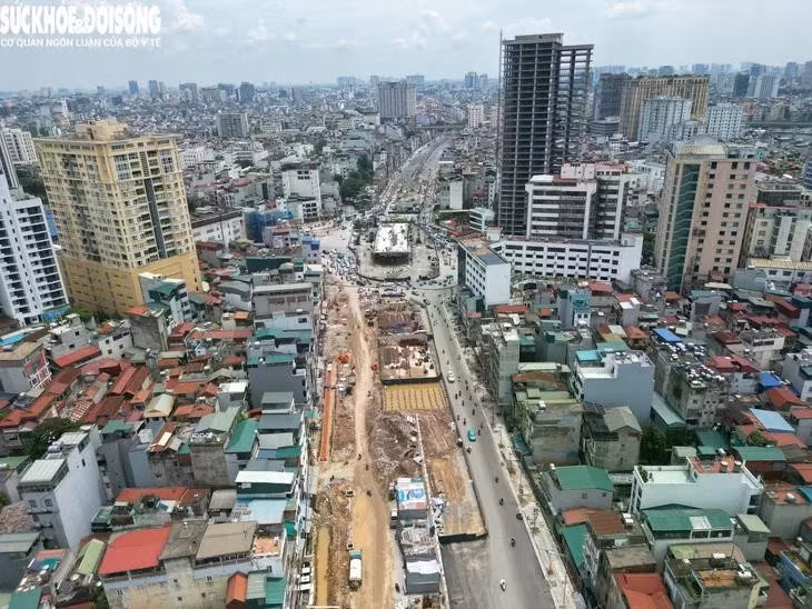 Hiện, người và phương tiện đã có thể lưu thông tạm trên đường Vành đai 1 thuận tiện, giảm ùn tắc so với việc phải lưu thông trên đường Đê La Thành như trước đây.