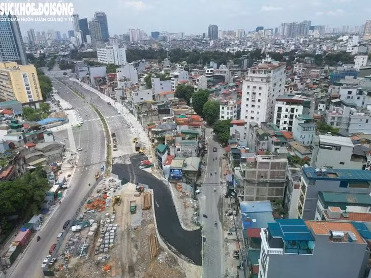 Cùng với đó, với đoạn tuyến từ Hoàng Cầu đến Láng Hạ, người dân có thể lưu thông cả 2 chiều đường. Tương tự là đoạn từ Bệnh viện Phụ sản Hà Nội đến điểm cuối tuyến - nút giao Voi Phục.