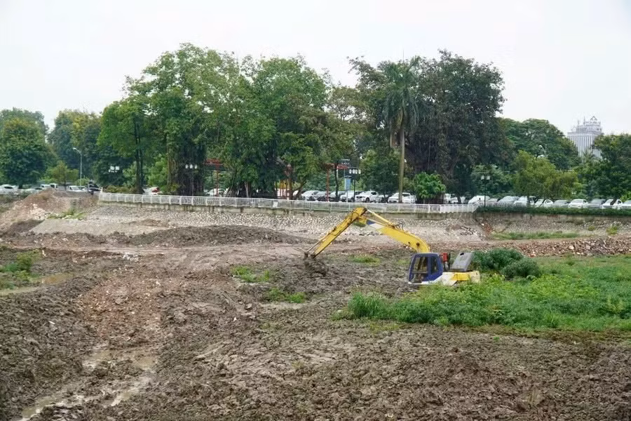 Một trong những hạng mục quan trọng của dự án là nạo vét lòng hồ. Sau nhiều năm bùn đất bồi lắng, việc xử lý khoảng 60.000 m³ bùn nhằm cải thiện chất lượng nguồn nước, tăng dung tích chứa và nâng cao khả năng điều hòa của hồ Ba Mẫu.