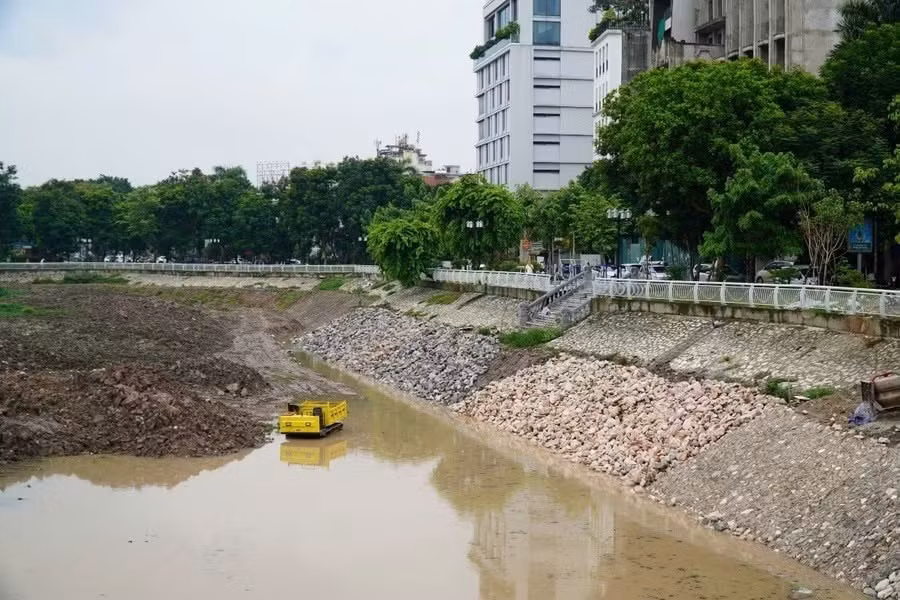 Nhiều đoạn bờ hồ đang được tháo dỡ, gia cố và hoàn thiện theo thiết kế mới. Việc cải tạo không chỉ nhằm bảo đảm an toàn công trình mà còn chỉnh trang cảnh quan, tạo sự đồng bộ giữa hạ tầng ven hồ và không gian đô thị xung quanh.