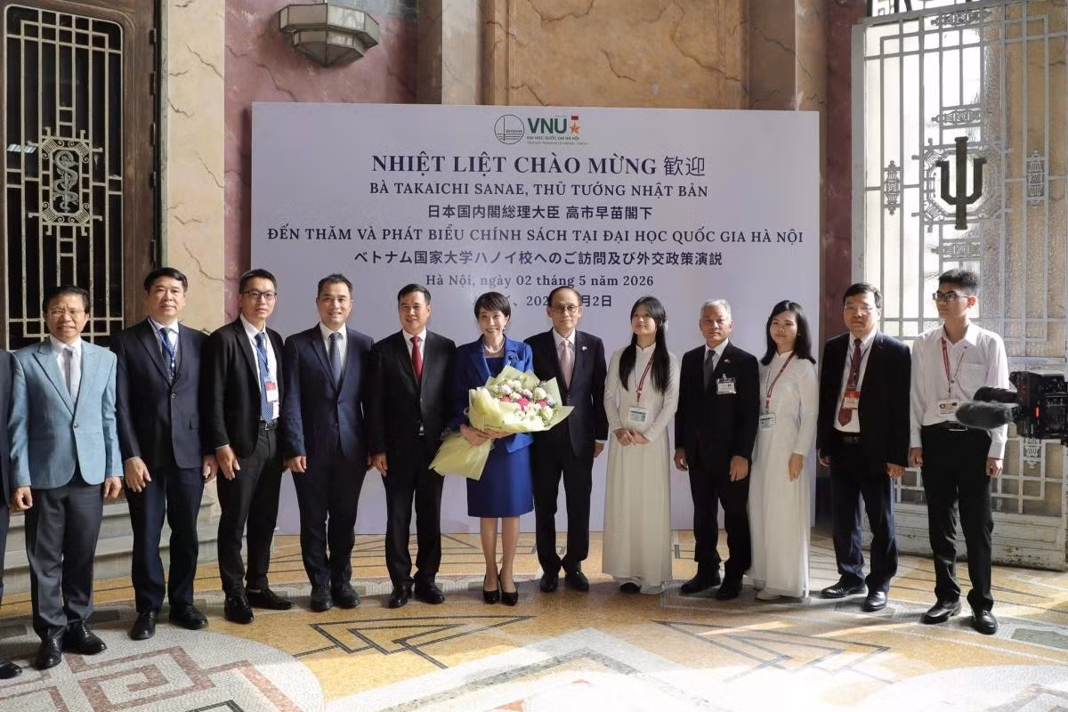 Thủ tướng Nhật Bản Takaichi Sanae chụp ảnh lưu niệm cùng với đại diện của Đại học Quốc gia Hà Nội. Ảnh: VNU