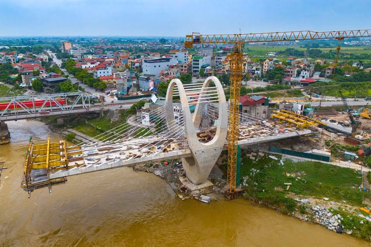 Cây cầu mới nằm cách cầu Đuống cũ khoảng 100m về phía hạ lưu, thuộc Dự án Nâng cấp tuyến vận tải thủy sông Đuống.(Ảnh: Văn Đoan)