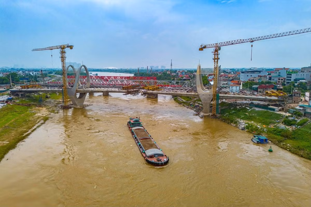 Đến giữa tháng 7/2026, các nhịp chính của cầu Đuống mới đã tiến sát nhau, công trình bước vào một trong những giai đoạn quan trọng nhất. Theo kế hoạch, cầu dự kiến cơ bản hoàn thành trong tháng 9/2026.(Ảnh: Văn Đoan)