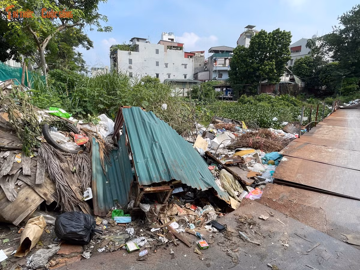Không chỉ dưới lòng mương, nhiều loại rác còn bị vứt ven đường và khu đất xung quanh. Người dân cho biết lượng rác tích tụ ngày càng nhiều, trong khi việc thu gom, xử lý chưa đáp ứng được thực tế.