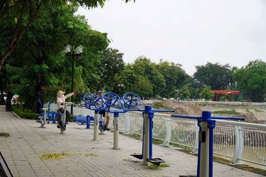Bên cạnh các hạng mục kỹ thuật, dự án còn cải tạo lối đi ven hồ, bổ sung cây xanh và chỉnh trang không gian công cộng. Sau khi hoàn thành, người dân sẽ có thêm không gian đi bộ, tập luyện thể dục và sinh hoạt ngoài trời.