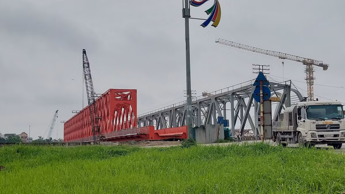Sau khi cầu Đuống mới hoàn thành và đưa vào khai thác, cầu cũ dự kiến sẽ được tháo dỡ. Công trình mới được kỳ vọng giải quyết điểm nghẽn giao thông tồn tại nhiều năm, đồng thời đáp ứng tốt hơn nhu cầu kết nối qua sông Đuống.(Ảnh: Văn Đoan)