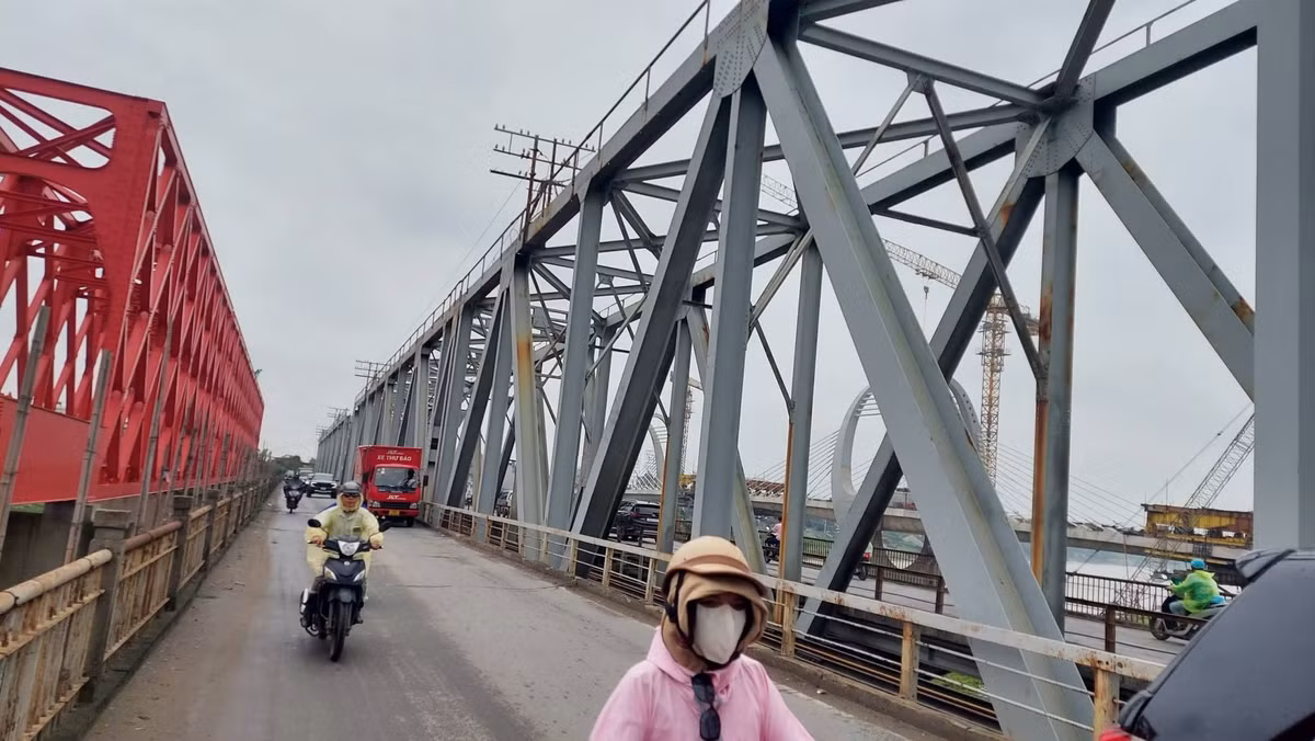 Sau hơn một thế kỷ khai thác, nhiều hạng mục của cầu Đuống cũ đã xuống cấp. Một số vị trí trên mặt cầu bị hư hỏng, phải sử dụng các tấm thép để che phủ và duy trì việc lưu thông.(Ảnh: Văn Đoan)
