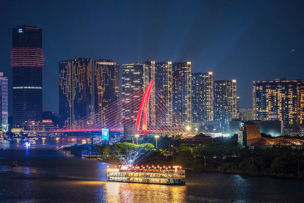Vinhomes Central Park, Grand Park, Phú Mỹ Hưng, Sala cùng nhiều khu đô thị mới đã mở rộng không gian sống của hàng triệu người dân. Từ những vùng đất ven đô, nhiều khu vực nay trở thành các trung tâm thương mại, giáo dục và dịch vụ hiện đại, góp phần định hình mô hình phát triển đa cực của TP.HCM.