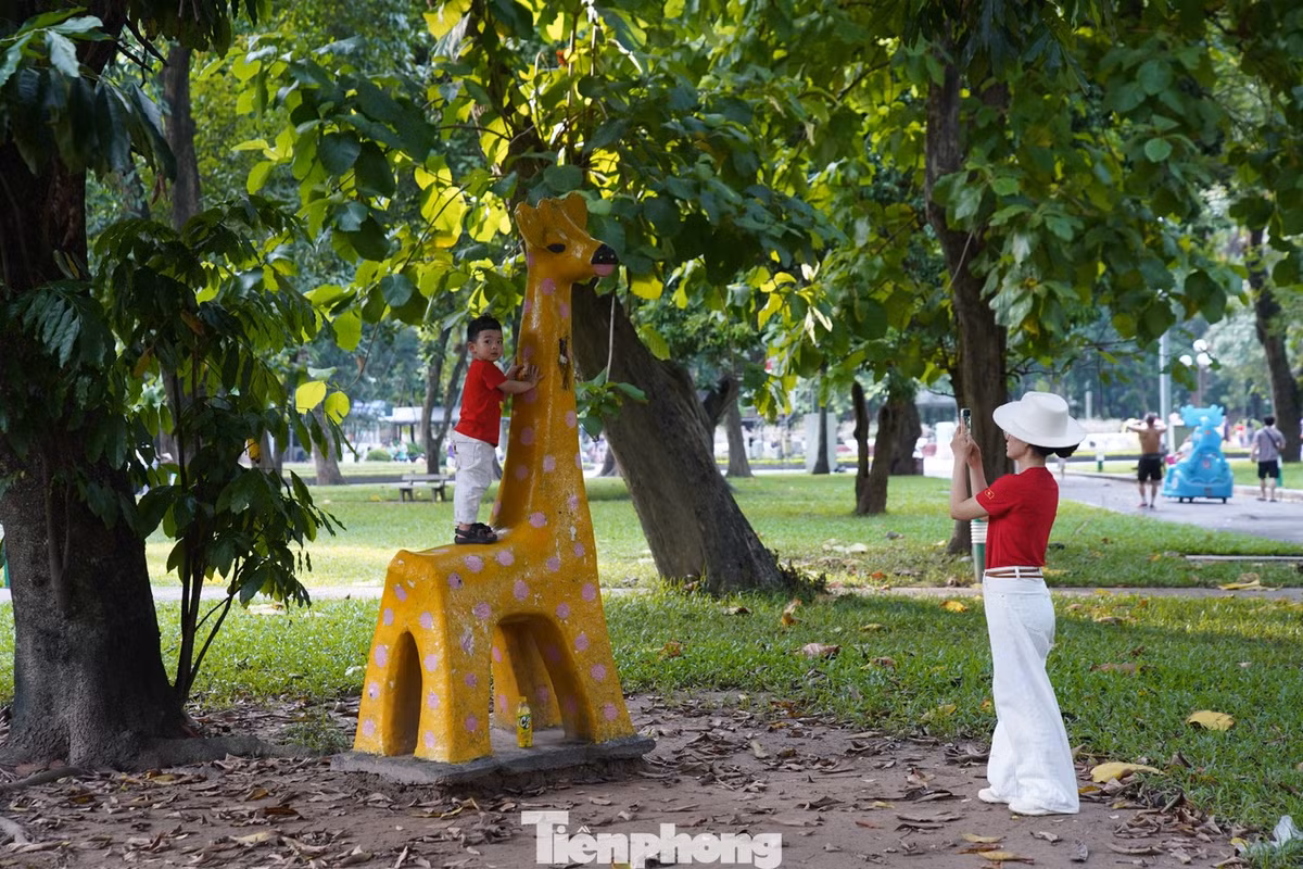 Gallery - Hà Nội trong kỳ nghỉ 2/9: Phố yên bình, công viên tấp nập người dân - image 6