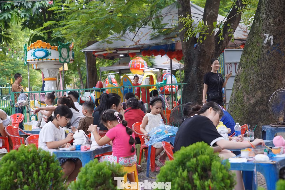 Gallery - Hà Nội trong kỳ nghỉ 2/9: Phố yên bình, công viên tấp nập người dân - image 1