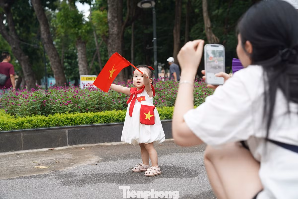 Gallery - Hà Nội trong kỳ nghỉ 2/9: Phố yên bình, công viên tấp nập người dân - image 2