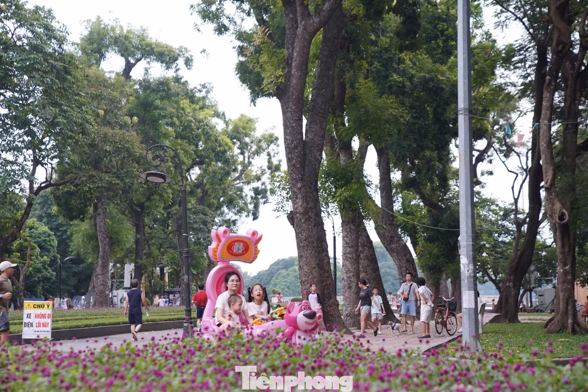 Gallery - Hà Nội trong kỳ nghỉ 2/9: Phố yên bình, công viên tấp nập người dân - image 4