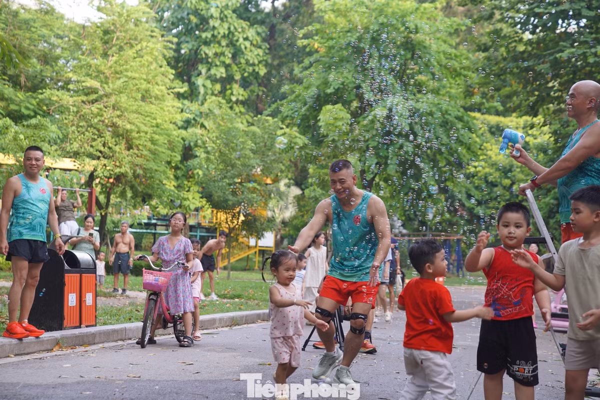 Gallery - Hà Nội trong kỳ nghỉ 2/9: Phố yên bình, công viên tấp nập người dân - image 5