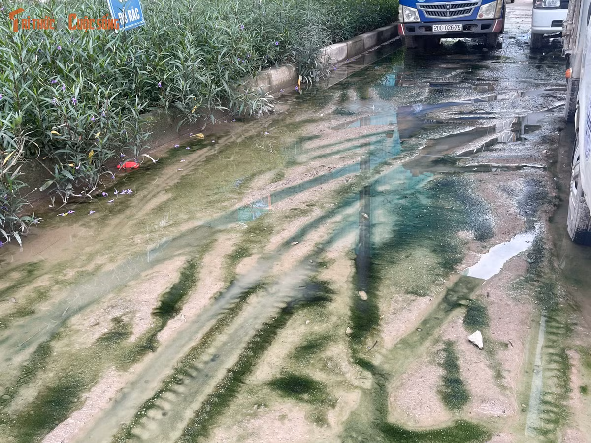 Bùn đất bám dày trên mặt đường và tồn đọng trong thời gian dài nhưng chưa được thu dọn. Khi gặp mưa, lớp bùn trở nên trơn trượt, gây nguy cơ té ngã đối với người điều khiển xe máy.