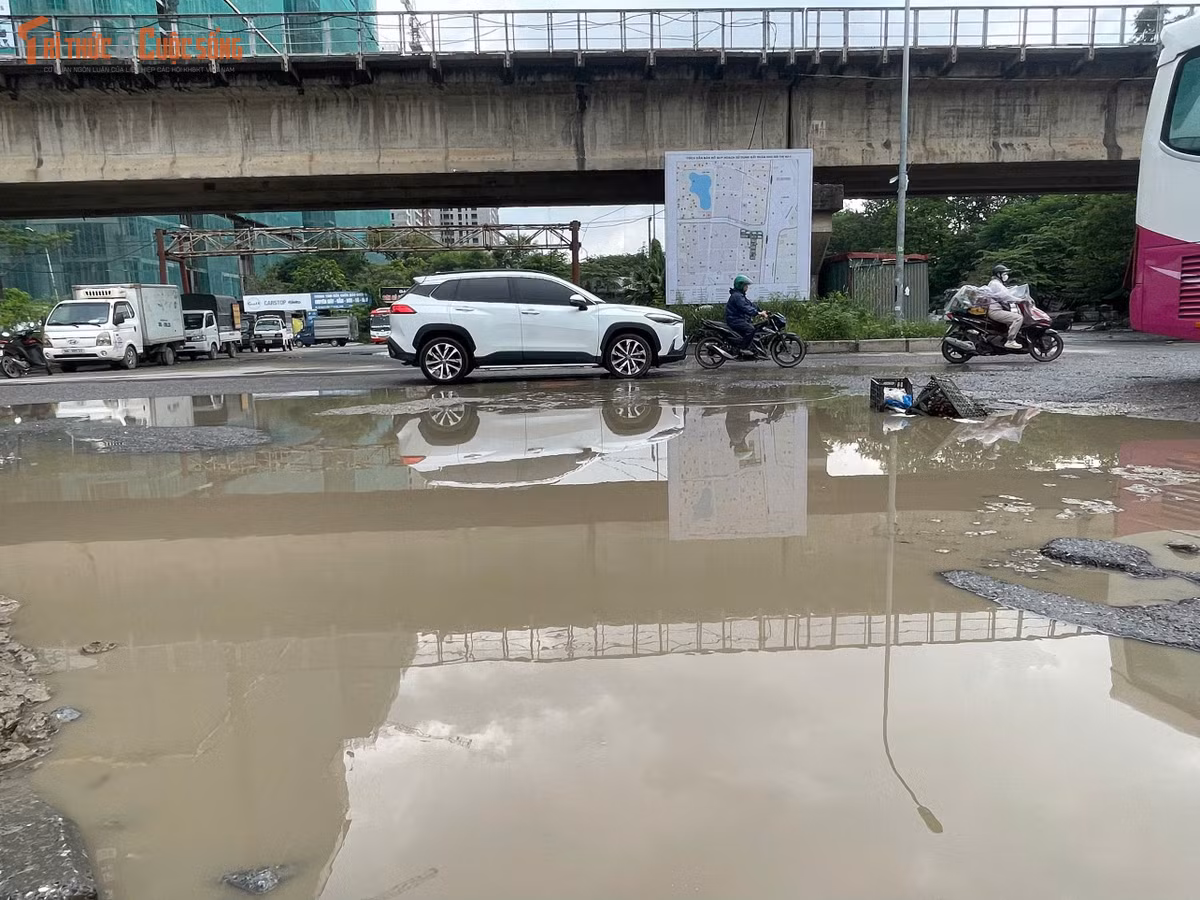 Tại một số vị trí, người dân đặt các vật dụng như rổ nhựa để cảnh báo những ổ gà bị ngập nước. Đây là giải pháp tạm thời nhằm giúp các phương tiện dễ nhận biết và hạn chế xảy ra va chạm.