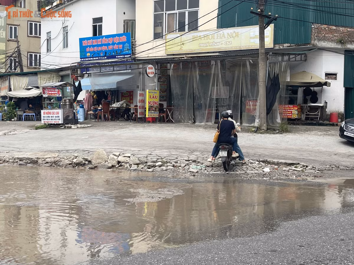 Là tuyến đường kết nối với trục Phạm Văn Đồng và khu vực Vành đai 3, đường Nguyễn Đình Tứ hiện vẫn tồn tại nhiều bất cập từ hạ tầng xuống cấp đến tình trạng lấn chiếm, tập kết rác. Người dân mong muốn tuyến đường sớm được sửa chữa, chỉnh trang để bảo đảm an toàn giao thông và cải thiện diện mạo đô thị.