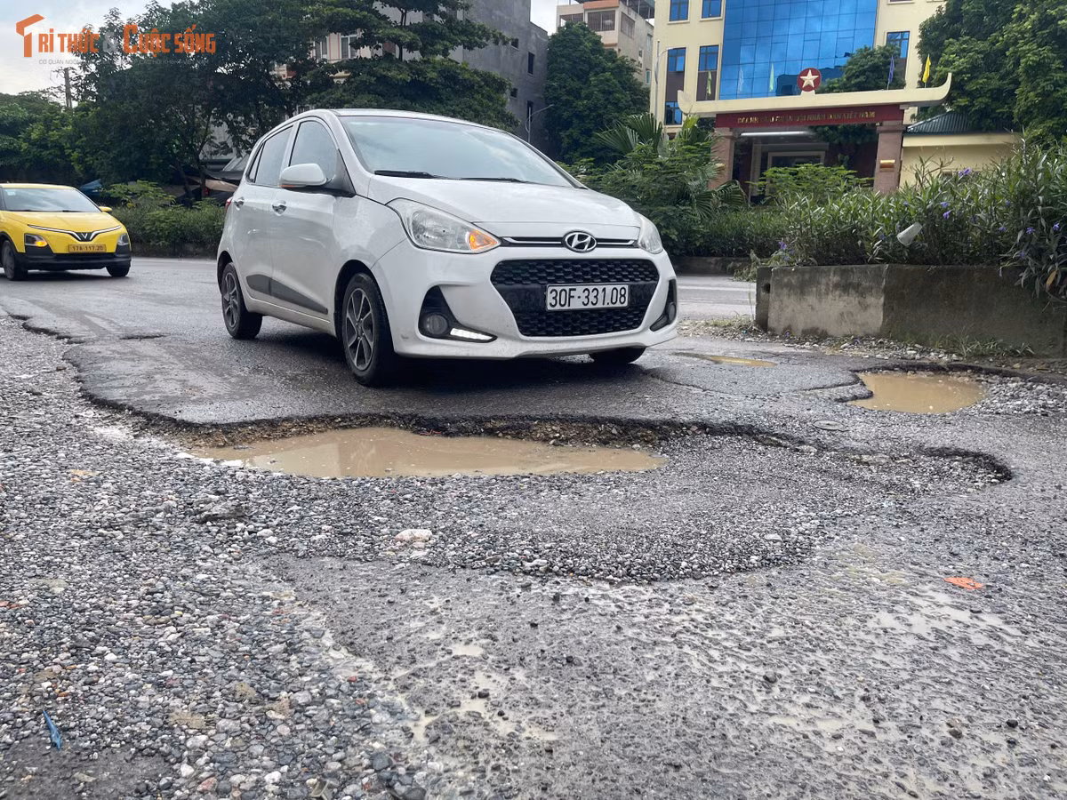 Lớp nhựa mặt đường bị phá vỡ thành từng mảng lớn, xuất hiện nhiều vết nứt kéo dài. Hiện trạng này cho thấy kết cấu mặt đường đã xuống cấp sau thời gian dài khai thác.