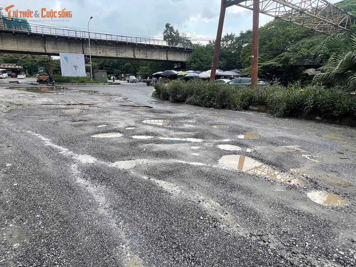 Không chỉ mặt đường hư hỏng, nhiều đoạn còn xuất hiện tình trạng đất đá, vật liệu rơi vãi và rác thải tồn đọng. Những yếu tố này khiến diện mạo tuyến đường trở nên nhếch nhác và ảnh hưởng đến môi trường xung quanh.