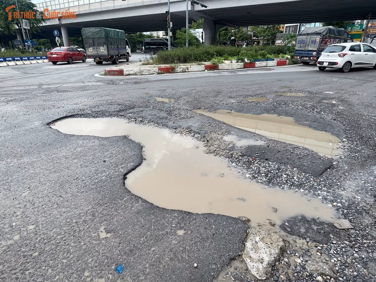 Ghi nhận thực tế cho thấy nhiều đoạn mặt đường đã bong tróc, lún võng sau thời gian dài khai thác. Không ít vị trí xuất hiện các hố sâu, khiến phương tiện phải giảm tốc độ khi lưu thông.