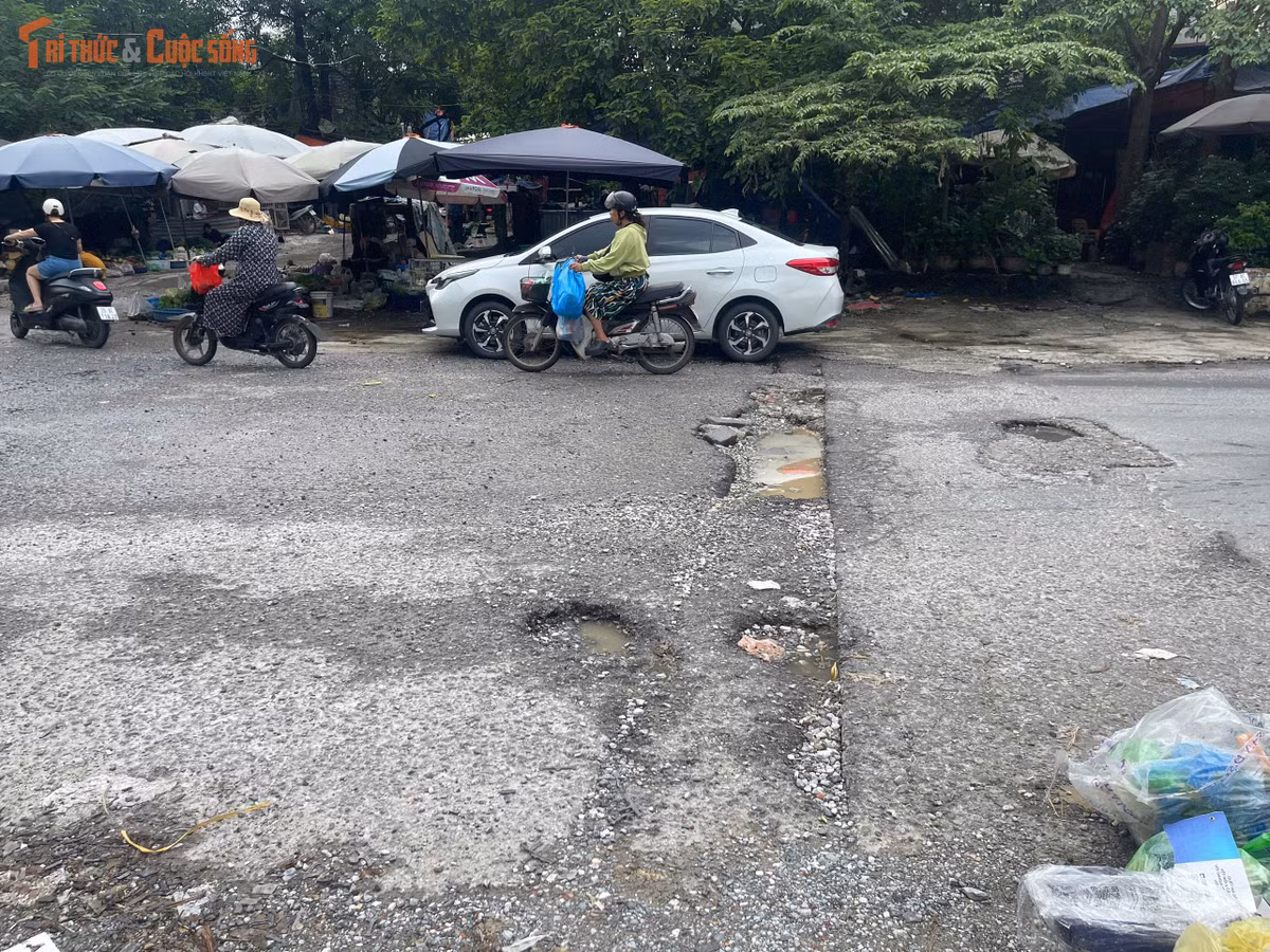 Thường xuyên đi qua tuyến đường để đến trường, em Nguyễn Minh Quân, sinh viên Trường Đại học Mỏ - Địa chất, cho biết nhiều đoạn trên tuyến đã xuống cấp từ lâu. "Những hôm trời mưa em phải đi rất chậm vì nhiều hố bị nước che khuất, nếu không chú ý rất dễ va phải hoặc bị trượt ngã", Quân chia sẻ.